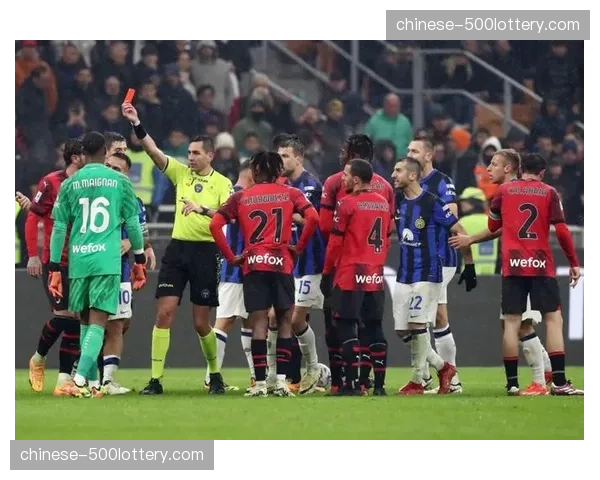 冲突瞬间：米兰德比中，特奥与邓弗里斯发生争执，双方球员迅速介入分开